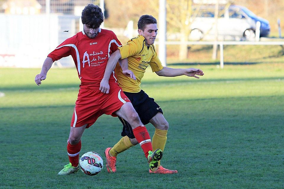 Florian Reisch (li., hier im Duell mit Jonathan Scheike vom SV Denkingen II, rechts) und die SG Illmensee/Heiligenberg haben das Rennen um Platz drei in der Kreisliga A III noch nicht aufgegeben. Archiv-Foto: Karl-Heinz Bodon