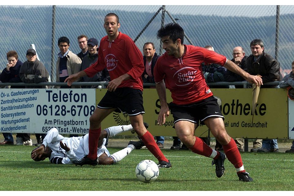 Von März 2002: Mit Engagement und Härte hielten die Wehener Verteidiger die Offensivkräfte von Eintracht Trier in Schach. Hier jagen Pellegrino Matarazzo (links) und Burhanettin Kaymak (rechts) dem Trierer Goalgetter Daniel Winkler den Ball ab. 
