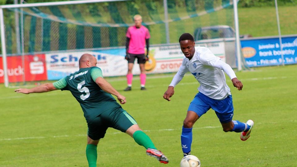 Olchings Aliou-Sidy Demeble (weißes Trikot) im Spiel gegen den SV Puchheim (in Grün)