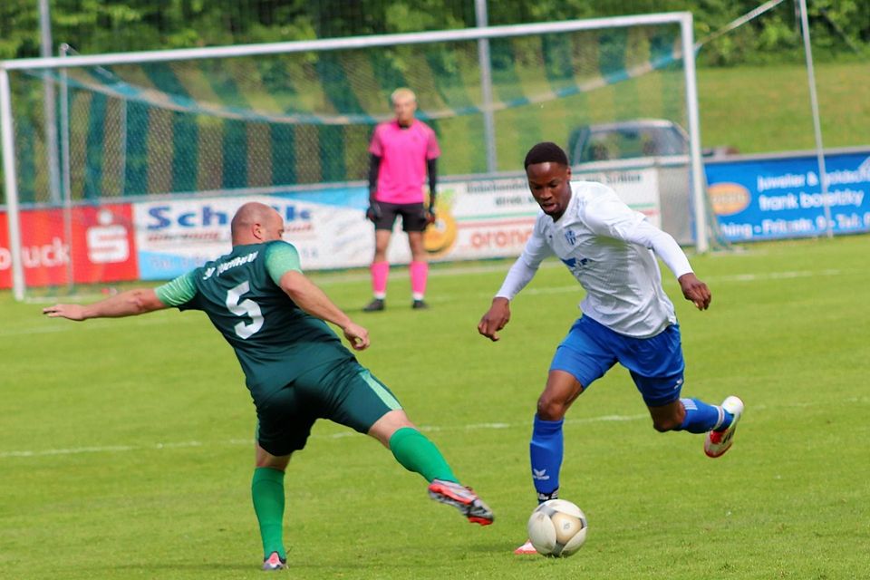 Olchings Aliou-Sidy Demeble (weißes Trikot) im Spiel gegen den SV Puchheim (in Grün) Olchings Aliou-Sidy Demeble (weißes Trikot) im Spiel gegen den SV Puchheim (in Grün)