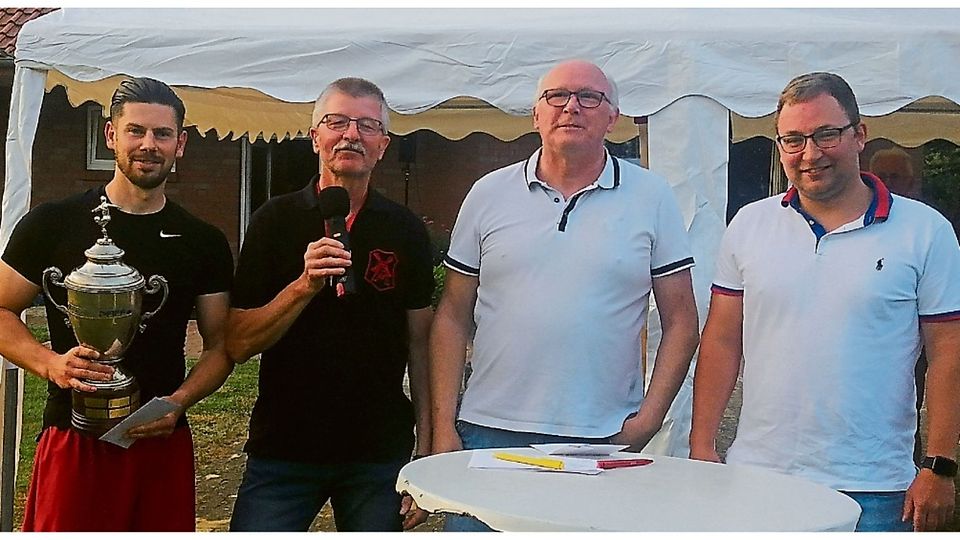 Die Pokalübergabe (von links): Martin Kibke (QSC), Karlheinz Dühne (TVM), Theo Buschermöhle und Kevin Wank (beide PfauTec).