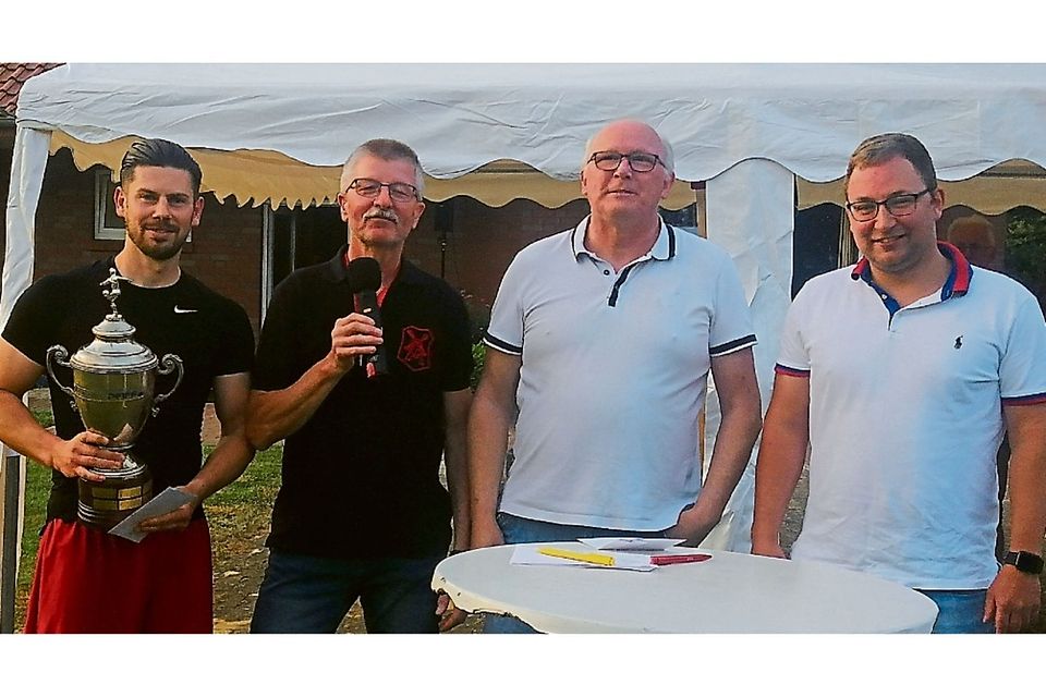 Die Pokalübergabe (von links): Martin Kibke (QSC), Karlheinz Dühne (TVM), Theo Buschermöhle und Kevin Wank (beide PfauTec).