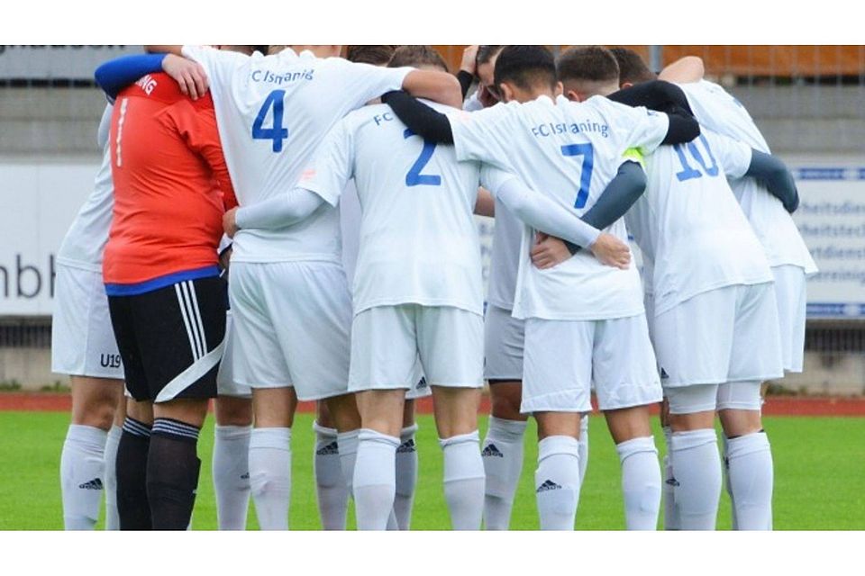 Die Ismaninger U19 kurz vor ihrem Spiel gegen den SV Wacker Burghausen. (Foto: Megapix) Die Ismaninger U19 kurz vor ihrem Spiel gegen den SV Wacker Burghausen. (Foto: Megapix)