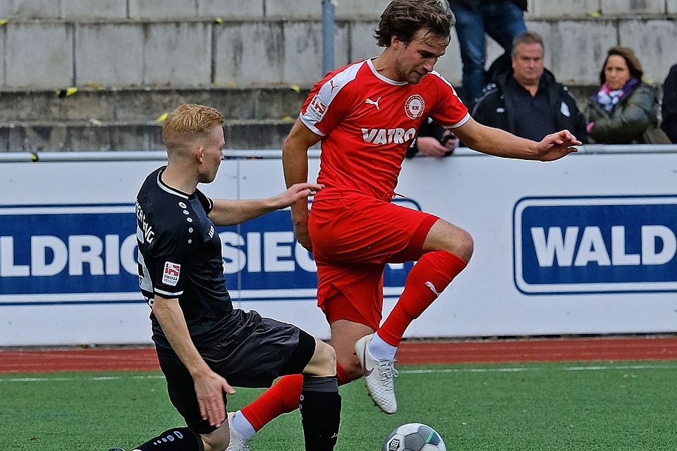 Mats Scheld (rechts) bleibt dem 1. FC Kaan-Marienborn erhalten. Er verlängerte seinen Vertrag beim Oberligisten, genau wie Daniel Waldrich (unten links), um ein weiteres Jahr.