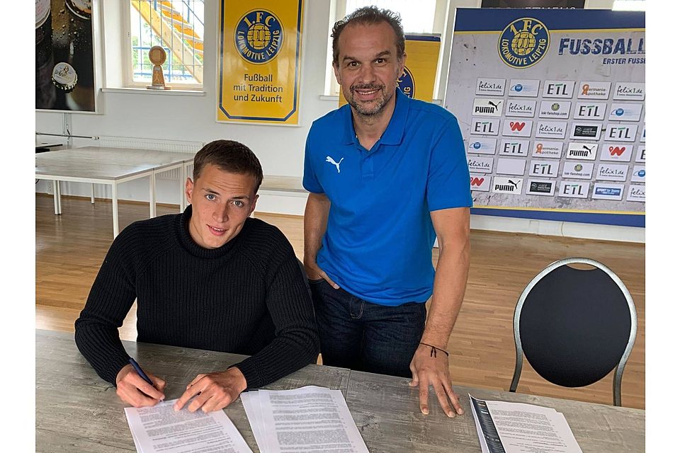 Ein neuer Keeper für die Lok: Youngster Jannes Tasche, hier bei der Vertragsunterzeichnung mit Almedin Civa, schließt sich den Probstheidaern vom VfL Wolfsburg aus an.