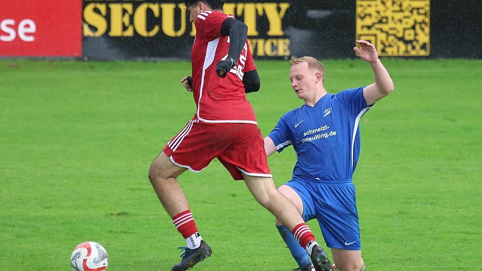 In dieser Szene setzt sich Odelzhausens Omid Jafari (rotes Trikot) gegen den Haimhausener Josef Kuffner durch. Am Ende stand jedoch ein klarer Sieg des SVH.