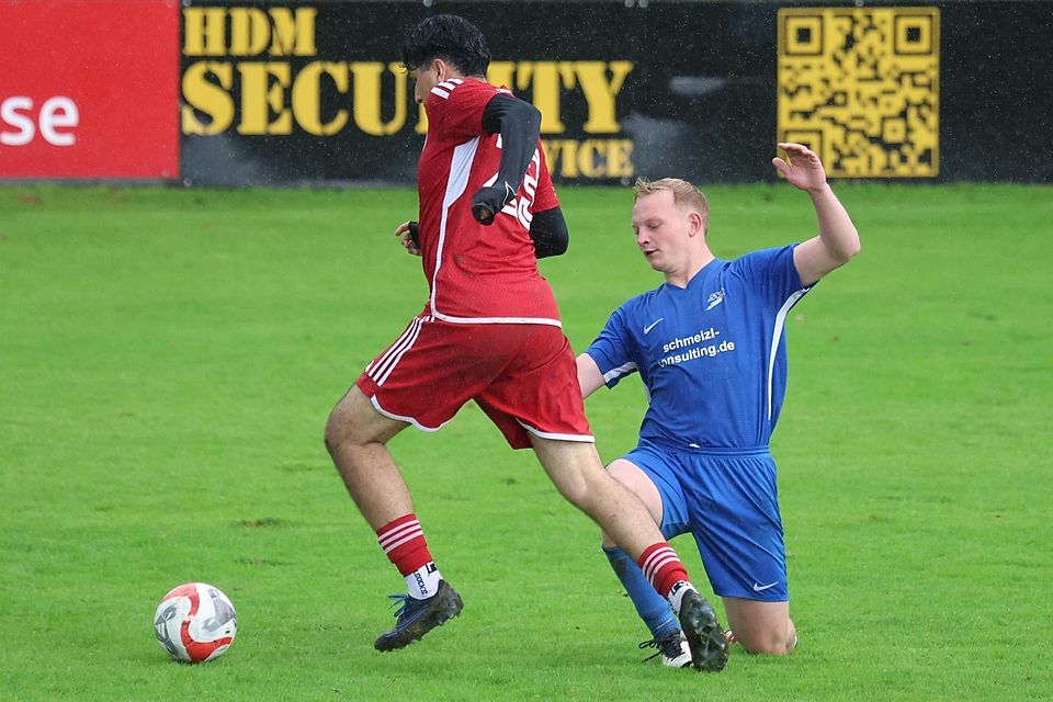 In dieser Szene setzt sich Odelzhausens Omid Jafari (rotes Trikot) gegen den Haimhausener Josef Kuffner durch. Am Ende stand jedoch ein klarer Sieg des SVH.