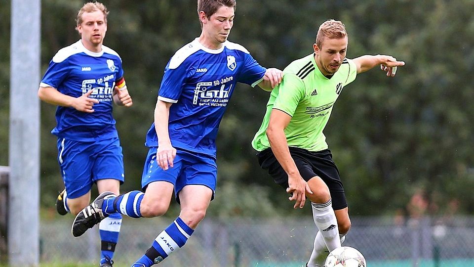 Der 1. FC Viechtach (blaue Trikots) ist am Wochenende gleich zweimal im Einsatz  F: Weiderer