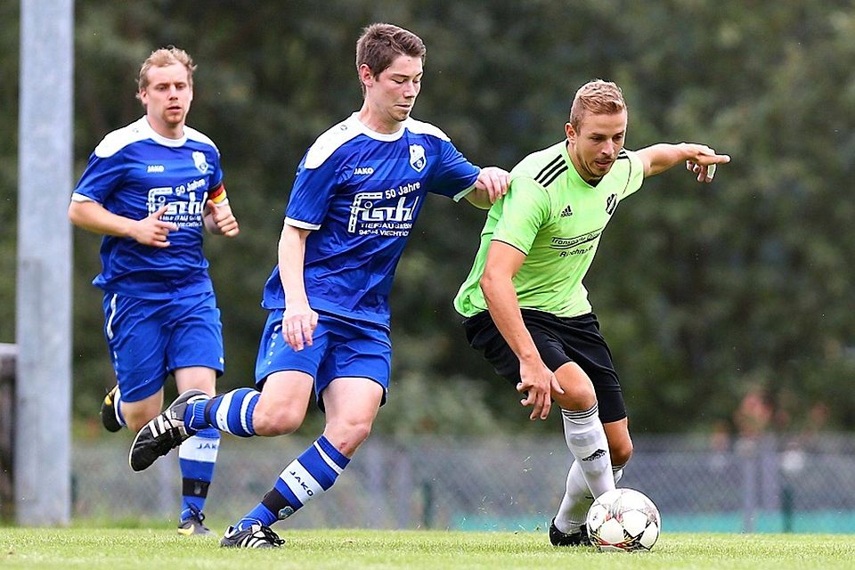 Der 1. FC Viechtach (blaue Trikots) ist am Wochenende gleich zweimal im Einsatz  F: Weiderer