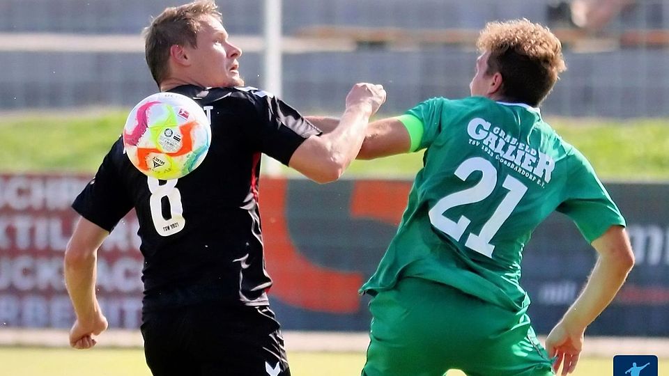Die "Gallier" aus Großbardorf (re.) feierten ultraspät noch den Siegtreffer