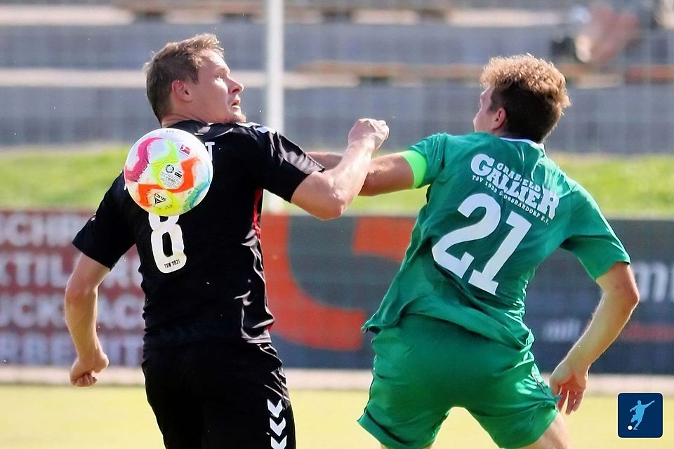 Die "Gallier" aus Großbardorf (re.) feierten ultraspät noch den Siegtreffer