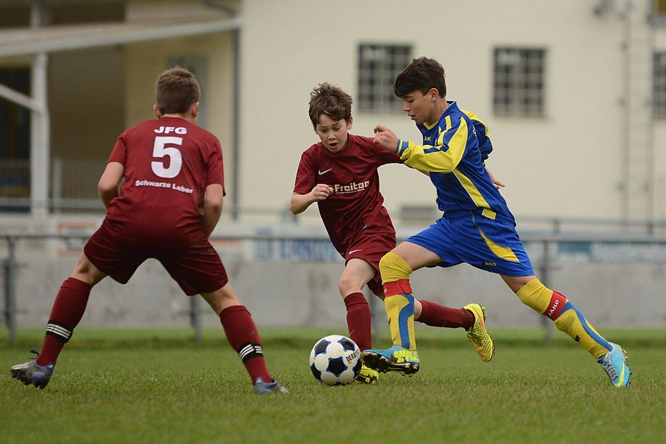 Die JFG Schwarze Laber (li.) holt sich drei Punkte gegen die Kickers und zieht mit dem SSV Jahn gleich. F: Schneider