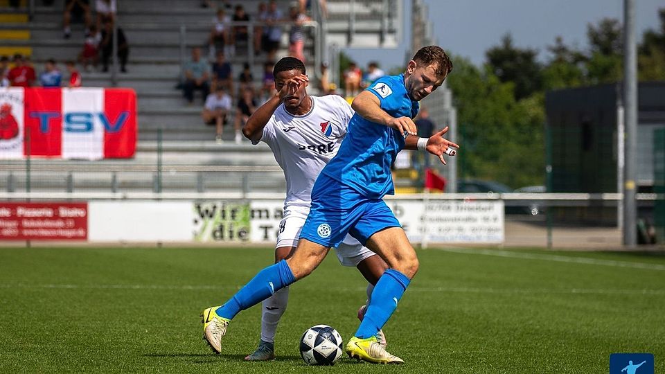 Roman Hauk (blau) trifft mit dem FCA am Samstag auf seinen Ex-Verein SV Sandhausen.
