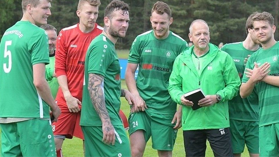 Wird den Ahrensfeldern in der kommenden Saison fehlen: Coach Bernd Schönfelder (mit Trainingsjacke). Foto: Muhme