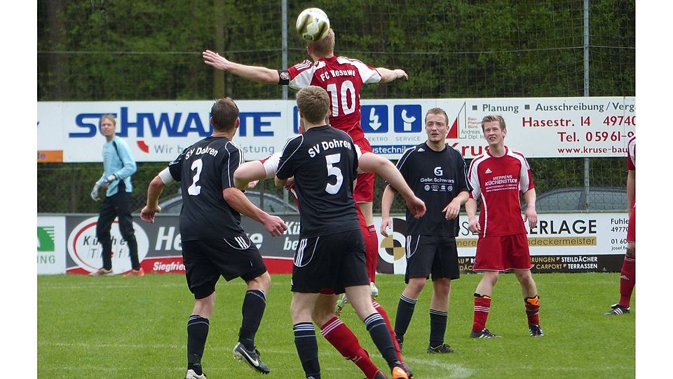 Stiegen in ungeahnte Höhen: Der FC Wesuwe und Oliver König (am Ball) stahlen drei Punkte aus Dohren. Hendrik Kroner und Tim Meyners (vorne) mussten zuschauen.  Foto: Brüning