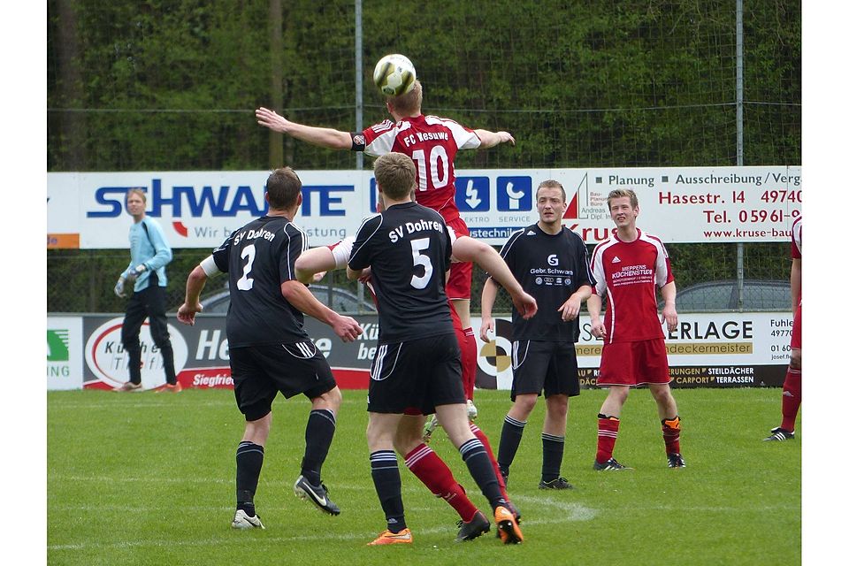 Stiegen in ungeahnte Höhen: Der FC Wesuwe und Oliver König (am Ball) stahlen drei Punkte aus Dohren. Hendrik Kroner und Tim Meyners (vorne) mussten zuschauen.  Foto: Brüning