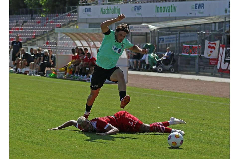 Wormatia-Torschütze Erijon Shaqiri springt über Diefflen-Verteidiger Fabio Götzinger und jagt dem Ball hinterher. Foto: Dirigo/pakalski-press Wormatia-Torschütze Erijon Shaqiri springt über Diefflen-Verteidiger Fabio Götzinger und jagt dem Ball hinterher. Foto: Dirigo/pakalski-press