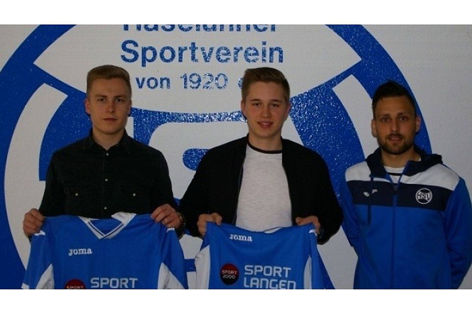 Einig über die Zusammenarbeit in der nächsten Saison sind Simon Feldhaus, Philipp Mimjähner und Kevin Landgraf (von links). Foto: Haselünner SV