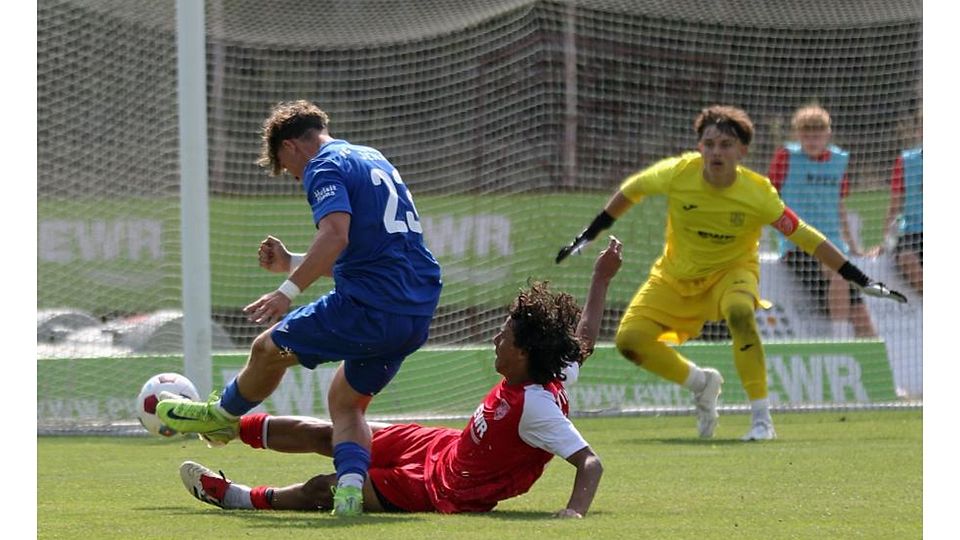 Der Wormser Joshua Correa (am Boden) grätscht erfolgreich gegen Ivan Aleksandrov (FC Carl-Zeiss Jena), unterliegt mit seinem Kapitän und VfR-Keeper Ian Wiedemann aber trotzdem den Gästen aus Thüringen.	Foto: Christine Dirigo/pakalski-press