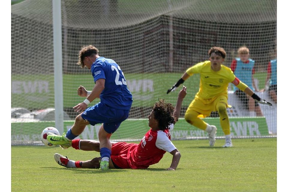 Der Wormser Joshua Correa (am Boden) grätscht erfolgreich gegen Ivan Aleksandrov (FC Carl-Zeiss Jena), unterliegt mit seinem Kapitän und VfR-Keeper Ian Wiedemann aber trotzdem den Gästen aus Thüringen.	Foto: Christine Dirigo/pakalski-press