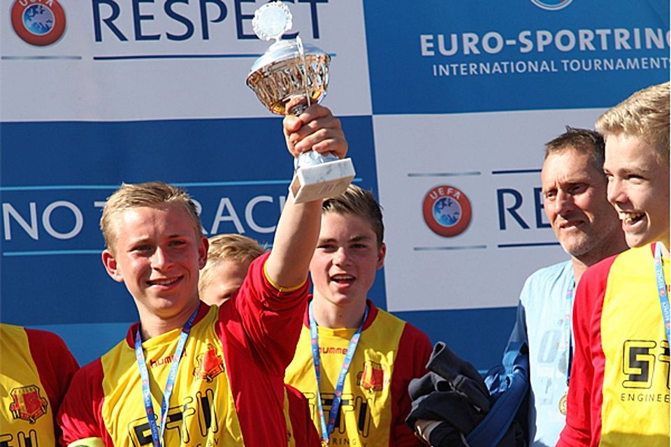 Eines der glücklichen Sieger-Teams beim 3. Internationalen Bayer Uerdingen-Pokal 2015 F: Euro-Sportring