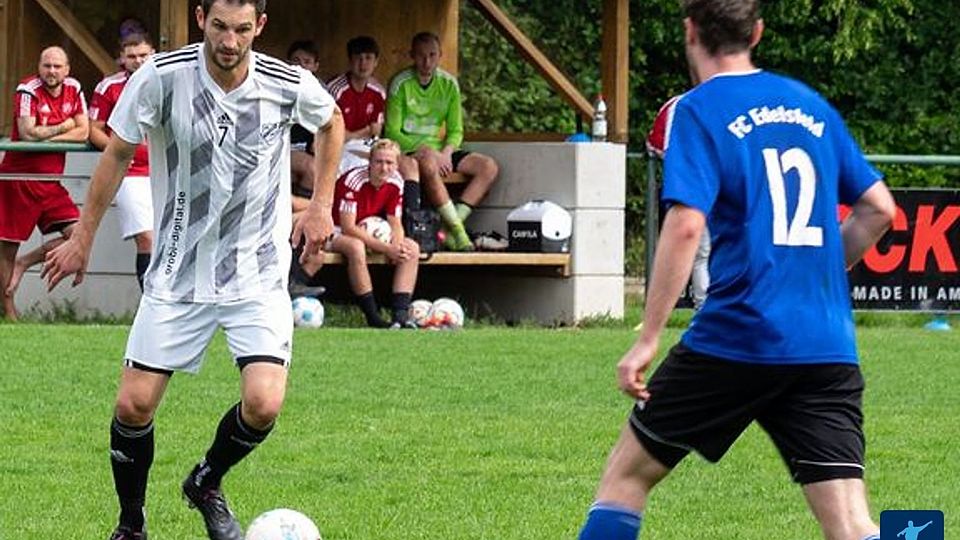 Ursensollens Spielercoach Thomas Kotzbauer (links) und seine Mannen gewannen das Topduell gegen den TSV Königstein mit 3:2 und hievten sich damit zurück auf den Ligathron.