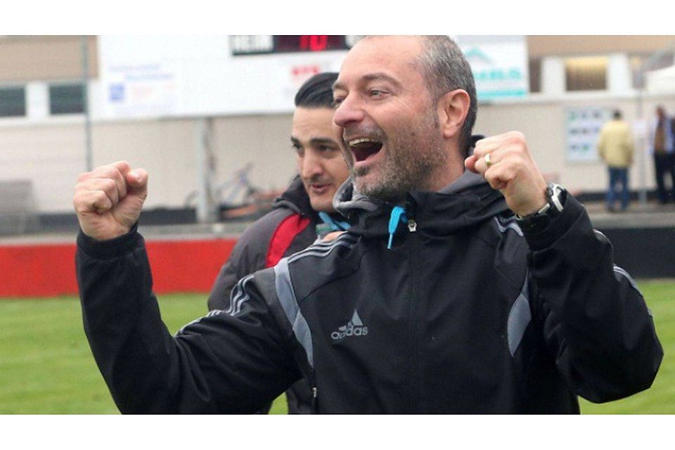 Gianni Coveli, Trainer des Fußball-Oberligisten SV Göppingen, würde am Samstag im Spiel gegen das Schlusslicht Neckarelz gerne jubeln. Vor dem Anpfiff aber gibt er sich als Mahner. Foto: Peter Poller