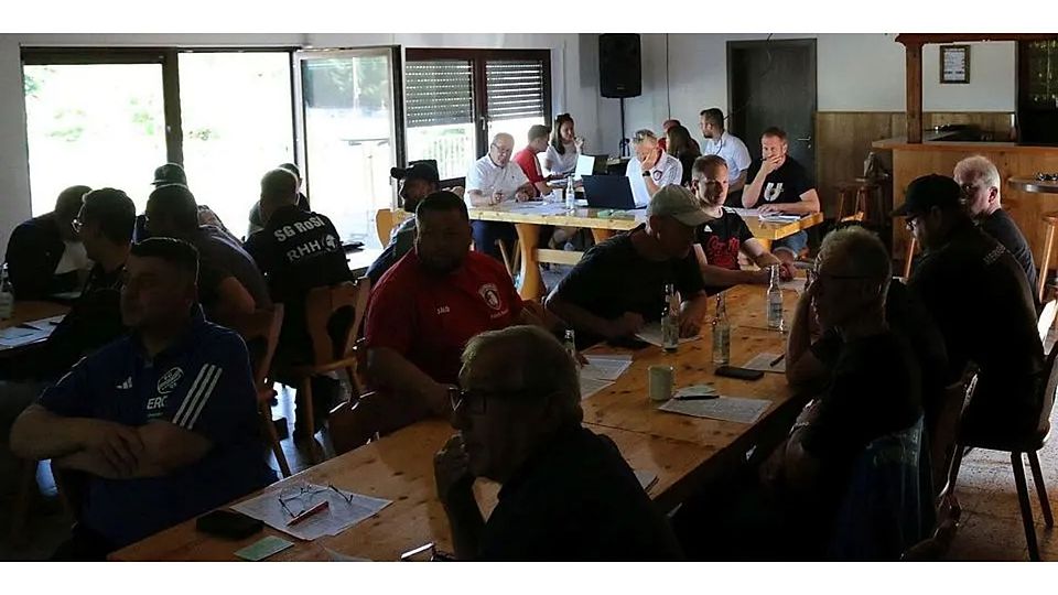 Blick in die Runde: Die Vertreter der Fußball-A- und C-Ligisten stimmen die Termine für die einzelnen Begegnungen ab. © Sven Jessen