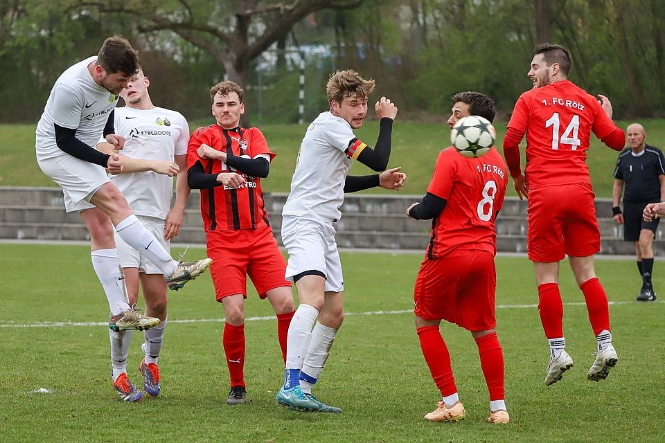 Die SG Schloßberg (weißes Trikot) kam im Heimspiel gegen Schlusslicht Rötz nicht über ein Unentschieden hinaus.