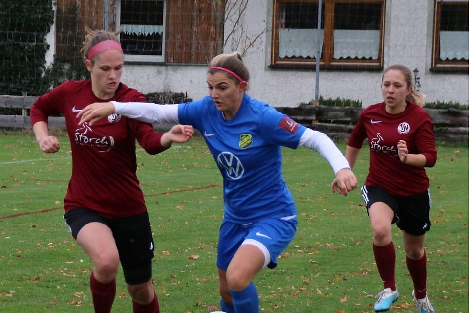 Durchgesetzt haben sich die Huglfingerinnen (in Blau) im Spitzenspiel gegen den TSV Rott.