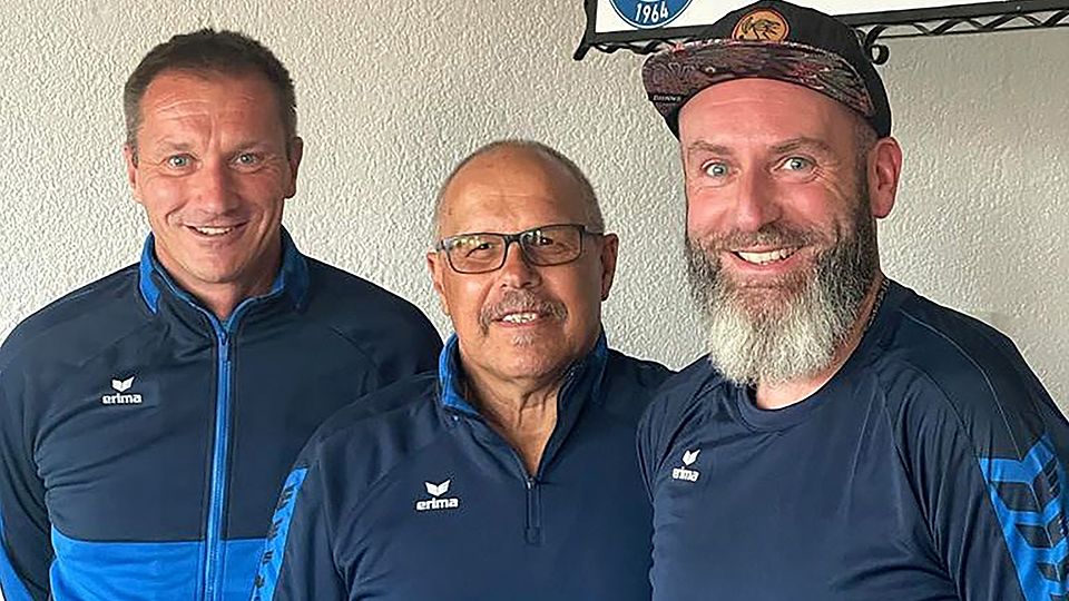 Spartenleiter Jürgen Jäger (links) und Vorstand Gerhard Kriegl begrüßen Dominik Steup (rechts) als neuen Trainer in Ebermannsdorf.