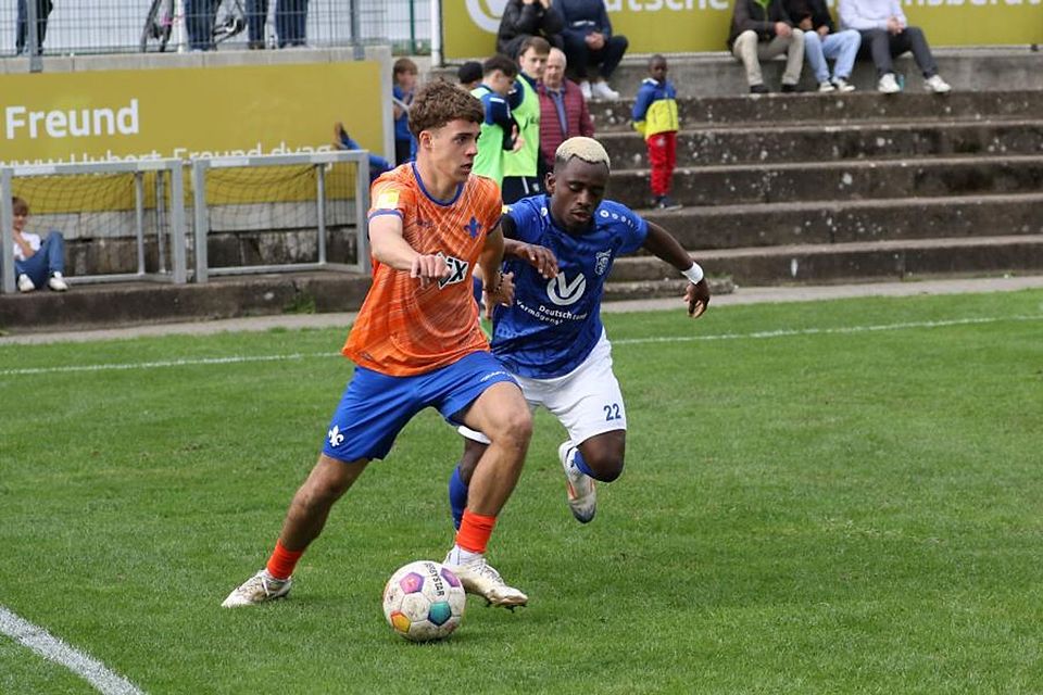 Mateo Zelic (links) und die U21 des SV Darmstadt 98 dürfen wieder vom Aufstieg in die Regionalliga träumen.	Foto: Jens Schmidt