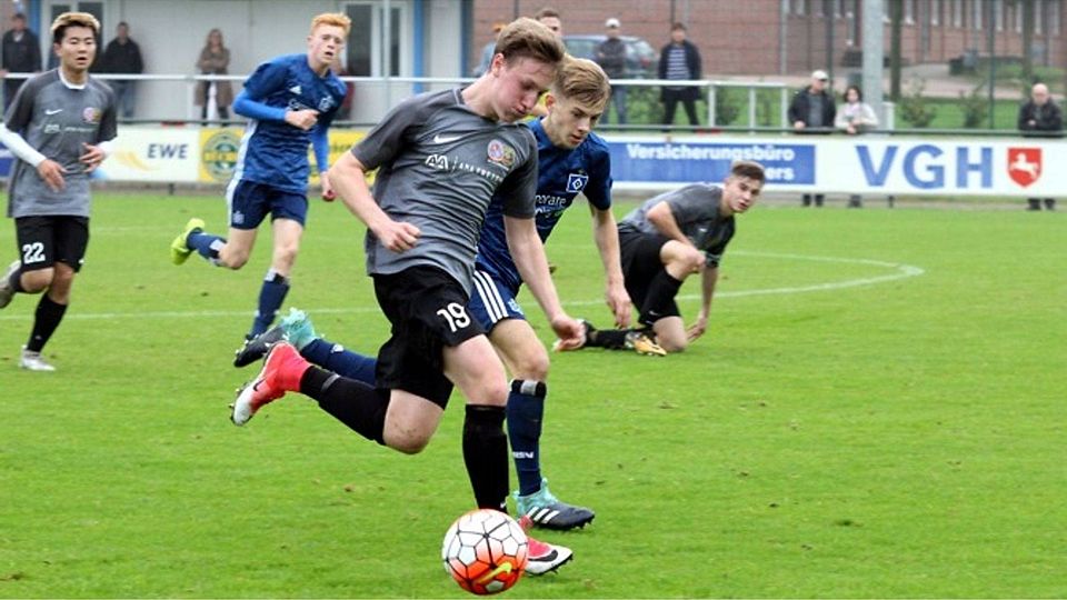 Außenbahnspieler Phil Sarrasch musste nach 28 Minuten schwer verletzt ausgewechselt werden, wurde ins Krankenhaus gebracht. Krause