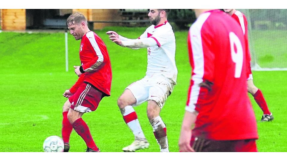 Julian Schaub, hier im Spiel gegen Türkiyemspor, holt mit der SGAES bei der FSG Biebertal einen Punkt. Foto: Luca Raab © Luca Raab