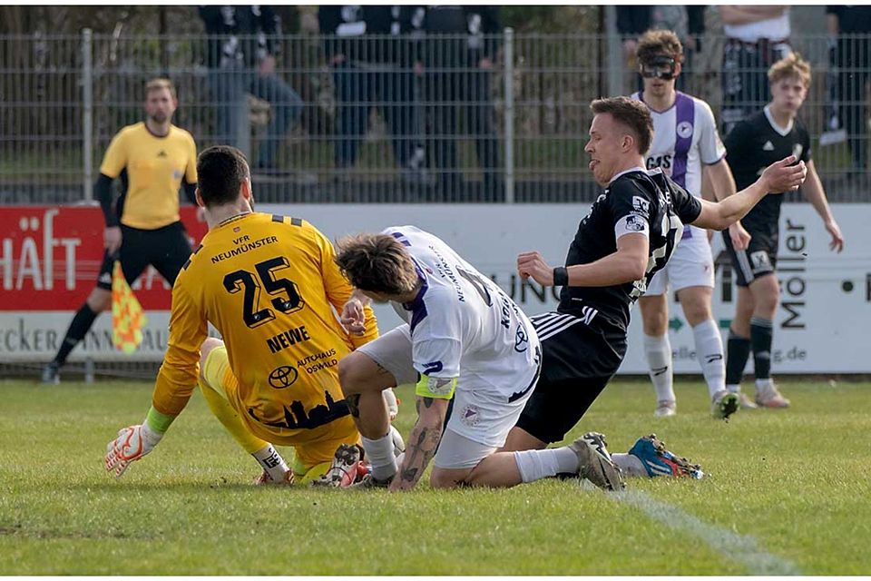 Mit vereinten Kräften retten Keeper Christopher Newe und Kenny Korup (VfR Neumünster) gegen Jonah Gieseler (Heider SV).