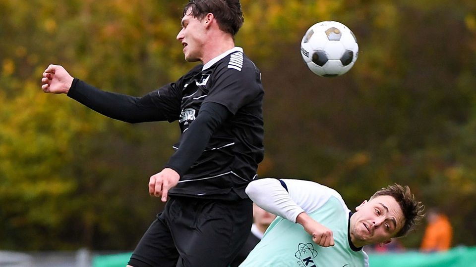 Der Schein trügt: Der FC Kandern (hier Bennet Dietel, links) war gegen den TuS Efringen-Kirchen (hier Leon Hammer) keineswegs obenauf. | Foto: Gerd Gründl