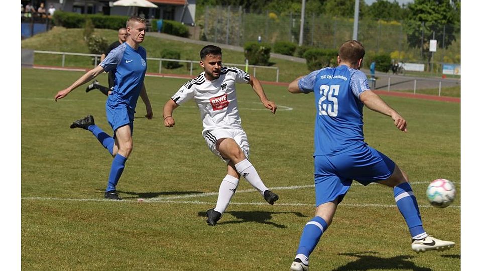 Olivier Basler und Ole Wächtersbach von der TSG Bretzenheim II (von links) setzen FSV Saulheims Eljano Pergjiegai (Mitte) unter Druck. 	Foto: Axel Schmitz/pakalski-press