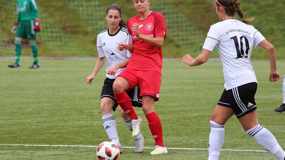 Die Sportfreunde Siegen (rote Trikots) und der SV Fortuna Freudenberg sind in ihren Halbfinalspielen sicherlich die Favoriten.