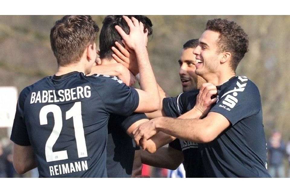 In Feierlaune nach dem 2:0 über Neuruppin: Der Veltener Farid Abderrahmane (rechts) machte gleich in seiner ersten Saison bei den Babelsbergern den Finaleinzug perfekt.⇥  ©Gunnar Reblin