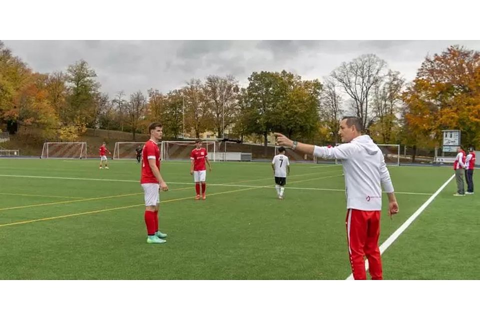 Benedikt Plass-Fleßenkemper geht im Engagement bei RWO Alzey auf: Als Trainer der erfolgreichen U19 (Bild) und als Social-Media-Bote für die florierende Jugendarbeit am Wartberg. Foto: Marc Braner / pakalski-press Benedikt Plass-Fleßenkemper geht im Engagement bei RWO Alzey auf: Als Trainer der erfolgreichen U19 (Bild) und als Social-Media-Bote für die florierende Jugendarbeit am Wartberg. Foto: Marc Braner / pakalski-press