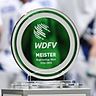 Die Meisterschale der Regionalliga West 2024/25 ging an den MSV Duisburg.