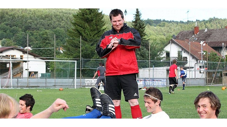 Der Bad Kötztinger Roland Fuidl (stehend) ist Kandidat auf die Nachfolge von Lams Coach Franz Aschenbrenner.