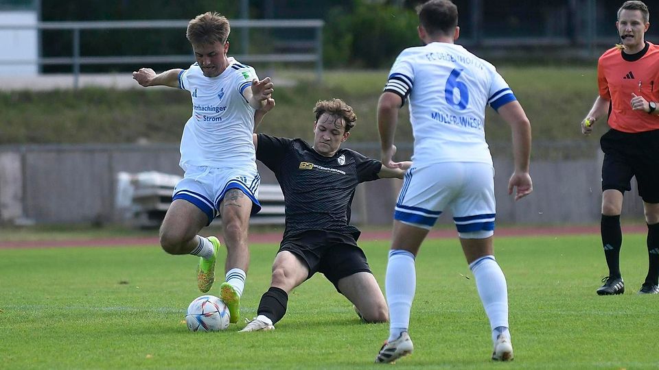 Mehr als ein Lattentreffer von Linus Falck (Mi.) sprang für den TuS Geretsried in Schalding-Heining nicht heraus. Mit 0:5 setzte es die erste Niederlage in der Bayernliga.
