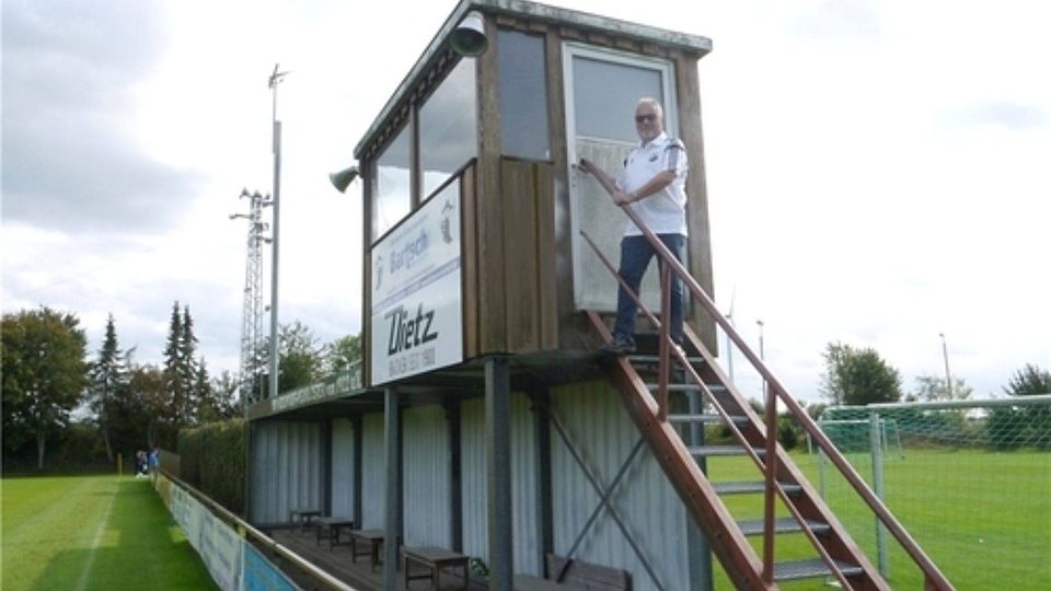 Jahrelang war die Sprecherkabine am Rasenplatz Peter Zenkers Zuhause. Seit die Kabine vor einigen Jahren ausgemustert wurde, steht er am Spielfeldrand. Foto: Reineke