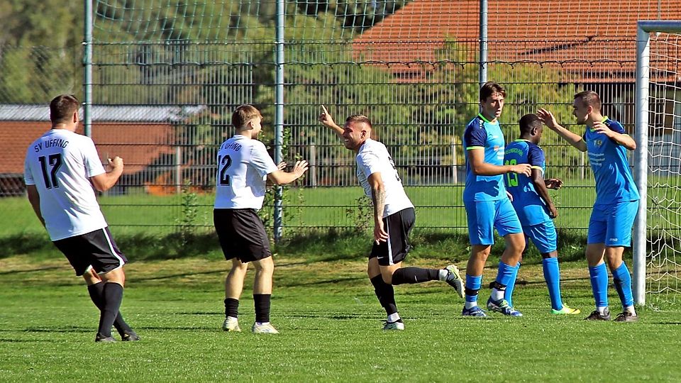 Da kommt Freude auf: Felix Hoffmann (r.) steuert drei der vier Uffinger Treffer bei.