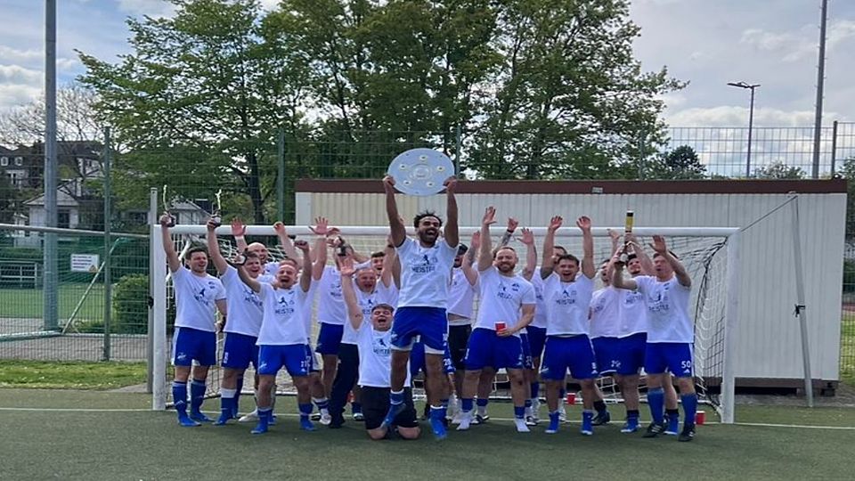 Der SV 1912 Bretzenheim feiert nach dem Sieg über den VfB Bodenheim II die Meisterschaft und den damit verbundenen Aufstieg in die A-Klasse 