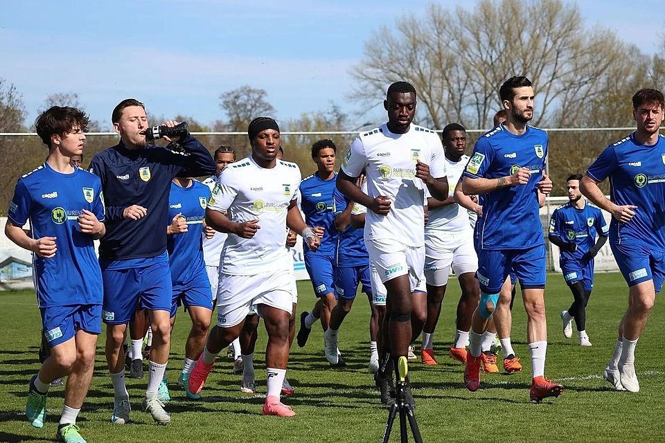 Über den kuriosen Weg der Instagram-Story eines Influencers wirbt der 1. FC Düren für neue Spieler. Mit dabei ist der Ex-Garchinger Yazid Tambo (weißes Trikot, 1. v.l.), der sich mit neun weiteren Spielern im 30-Mann-Training durchsetzte. Über den kuriosen Weg der Instagram-Story eines Influencers wirbt der 1. FC Düren für neue Spieler. Mit dabei ist der Ex-Garchinger Yazid Tambo (weißes Trikot, 1. v.l.), der sich mit neun weiteren Spielern im 30-Mann-Training durchsetzte.