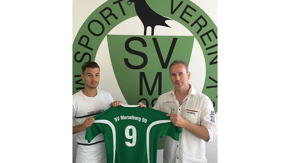 Kenan Erovic (links/ rechts Sportdirektor Marko Zenau) wechselt aus der A-Jugend des VfB IMO Merseburg zum SV Merseburg 99   (F. Verein)