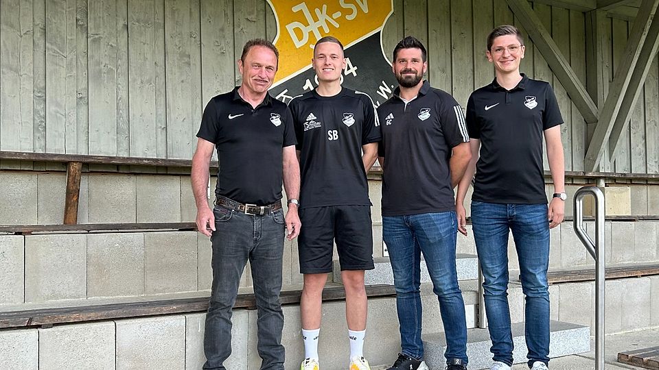 Abteilungsleiter Alfons Endl (v.l.) mit Co-Spielertrainer Sebastian Sattler, der neue Spielertrainer Christoph Goldschmidt sowie 2. Vorstand Dominik Schopf