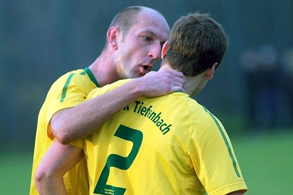 Aufgegeben hat der FC Tiefenbach um Spielertrainer Martin Pollich (li.) noch lange nicht Foto: Bernhard Enzesberger